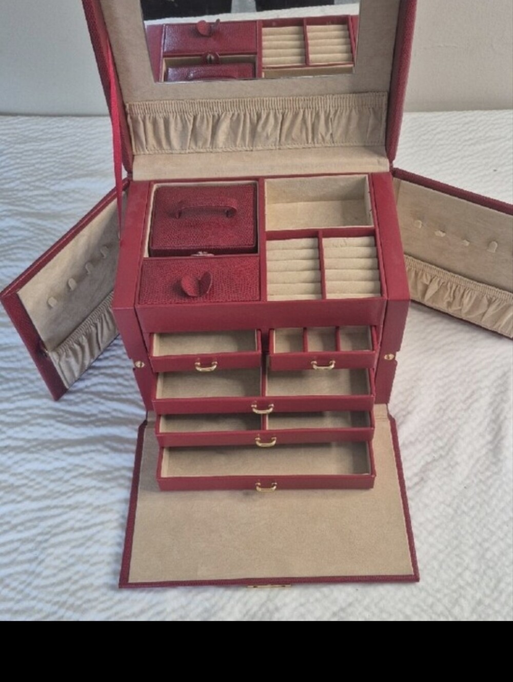 Lg.LEATHER? FAUX?Jewelry Box Pullout Lg. RED W/mirror See Lock Has SCRATCH!!